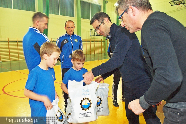 Europoseł Tomasz Poręba wraz z Świętym Mikołajem obdarował małych piłkarzy