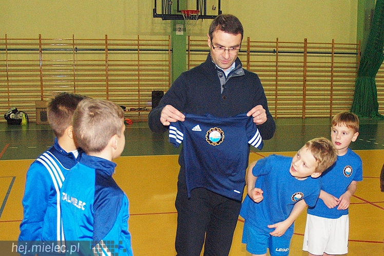 Europoseł Tomasz Poręba wraz z Świętym Mikołajem obdarował małych piłkarzy