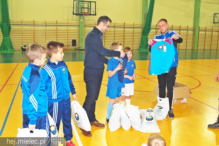 Europoseł Tomasz Poręba wraz z Świętym Mikołajem obdarował małych piłkarzy