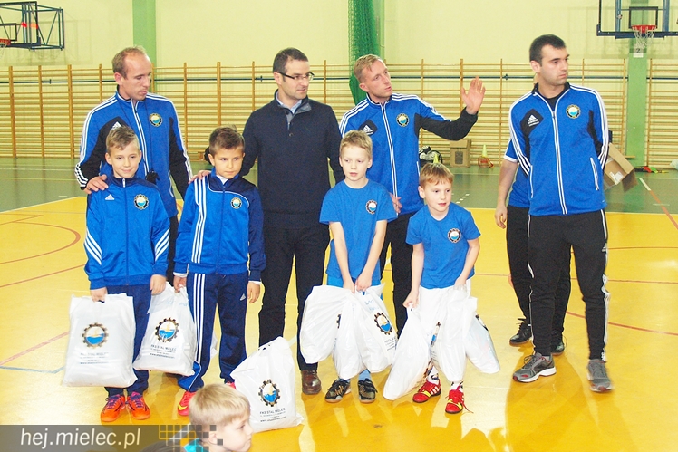 Europoseł Tomasz Poręba wraz z Świętym Mikołajem obdarował małych piłkarzy