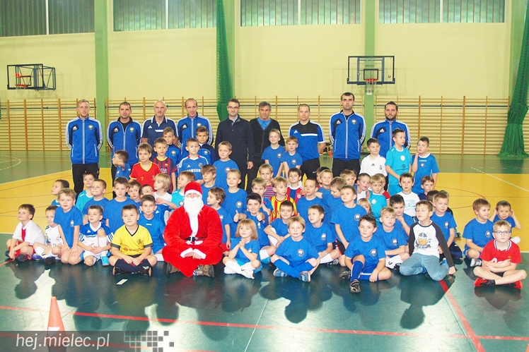 Europoseł Tomasz Poręba wraz z Świętym Mikołajem obdarował małych piłkarzy