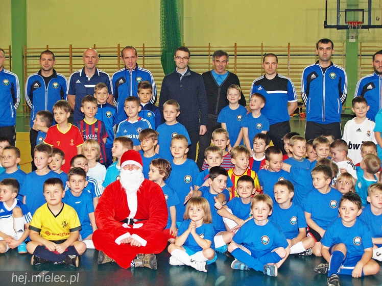 Europoseł Tomasz Poręba wraz z Świętym Mikołajem obdarował małych piłkarzy