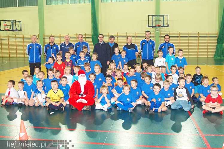 Europoseł Tomasz Poręba wraz z Świętym Mikołajem obdarował małych piłkarzy