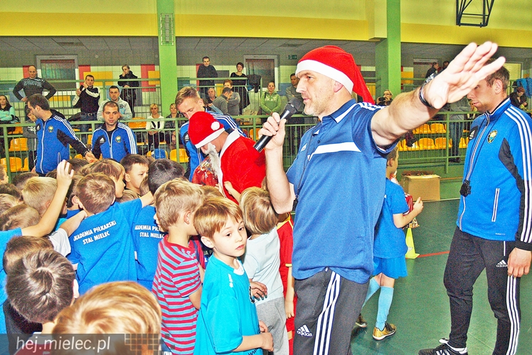 Europoseł Tomasz Poręba wraz z Świętym Mikołajem obdarował małych piłkarzy