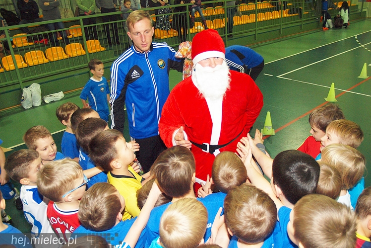 Europoseł Tomasz Poręba wraz z Świętym Mikołajem obdarował małych piłkarzy