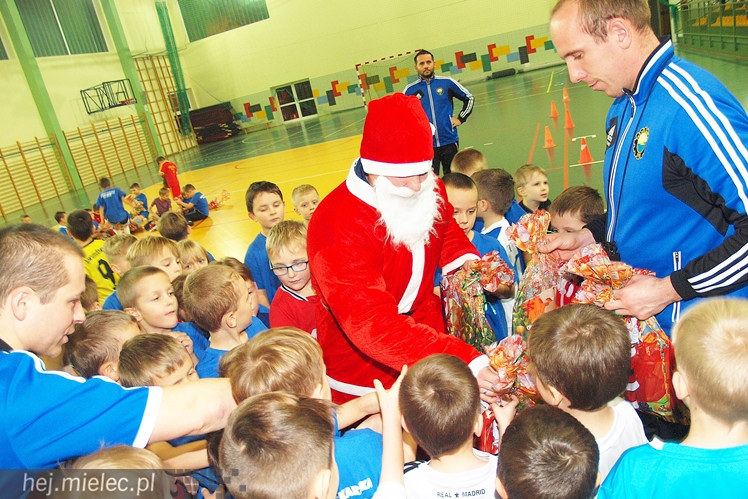 Europoseł Tomasz Poręba wraz z Świętym Mikołajem obdarował małych piłkarzy