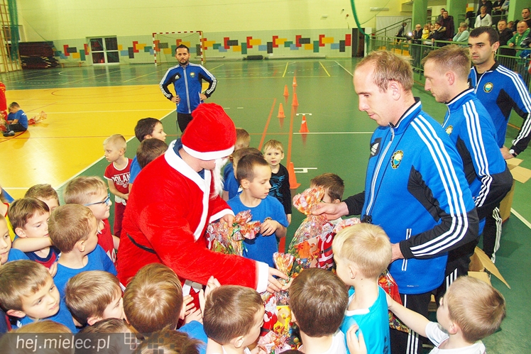 Europoseł Tomasz Poręba wraz z Świętym Mikołajem obdarował małych piłkarzy