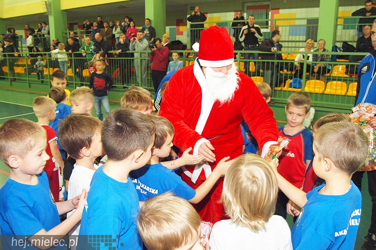 Europoseł Tomasz Poręba wraz z Świętym Mikołajem obdarował małych piłkarzy