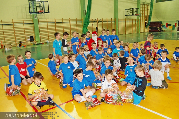 Europoseł Tomasz Poręba wraz z Świętym Mikołajem obdarował małych piłkarzy