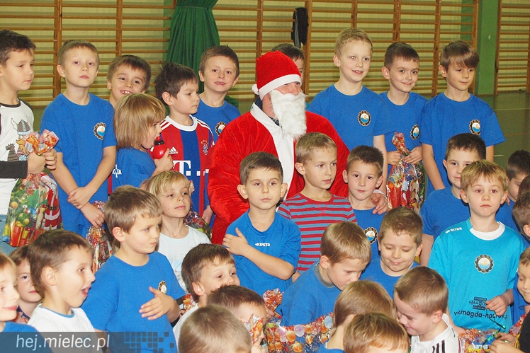 Europoseł Tomasz Poręba wraz z Świętym Mikołajem obdarował małych piłkarzy