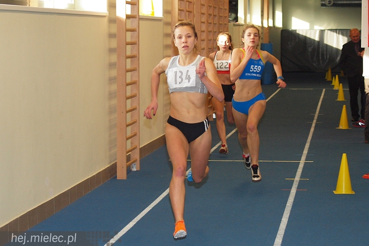 Hala lekkoatletyczna w Mielcu co sobotę przyciąga zawodników z regionu