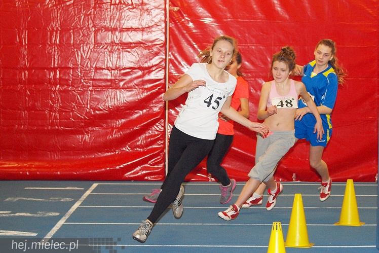 Hala lekkoatletyczna w Mielcu co sobotę przyciąga zawodników z regionu