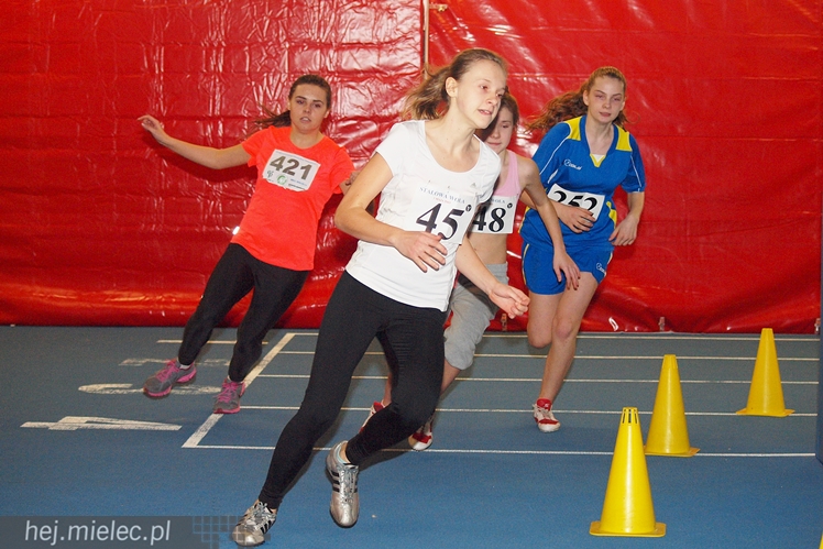 Hala lekkoatletyczna w Mielcu co sobotę przyciąga zawodników z regionu