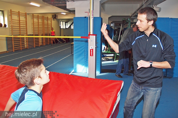 Hala lekkoatletyczna w Mielcu co sobotę przyciąga zawodników z regionu