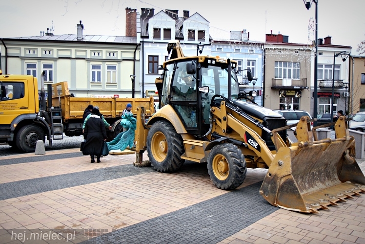 Gryf stanął na mieleckim Rynku. Zobacz zdjęcia z montażu