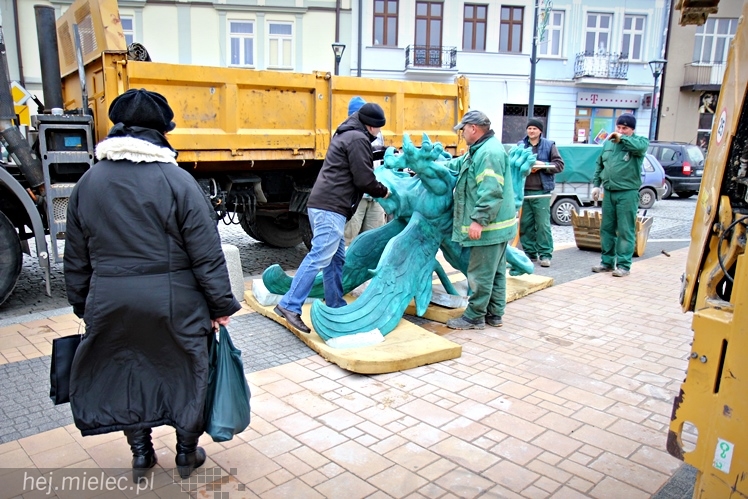 Gryf stanął na mieleckim Rynku. Zobacz zdjęcia z montażu