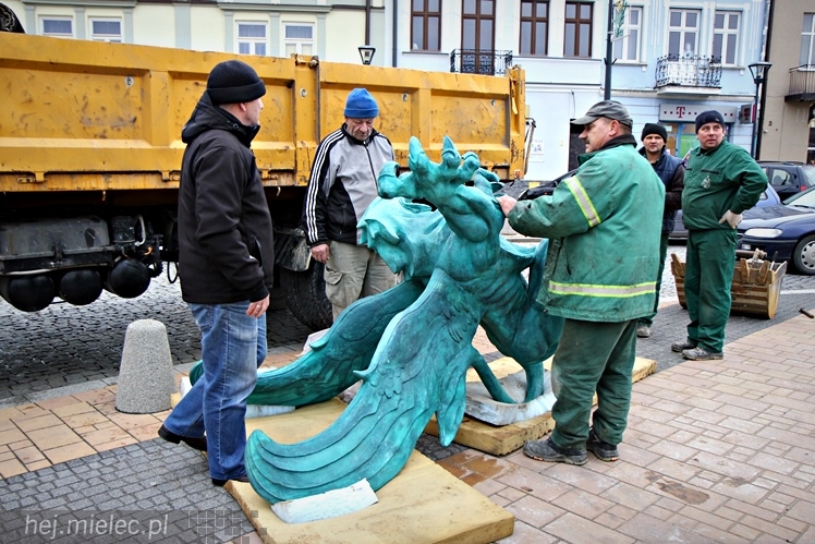 Gryf stanął na mieleckim Rynku. Zobacz zdjęcia z montażu
