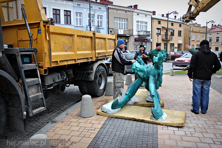 Gryf stanął na mieleckim Rynku. Zobacz zdjęcia z montażu