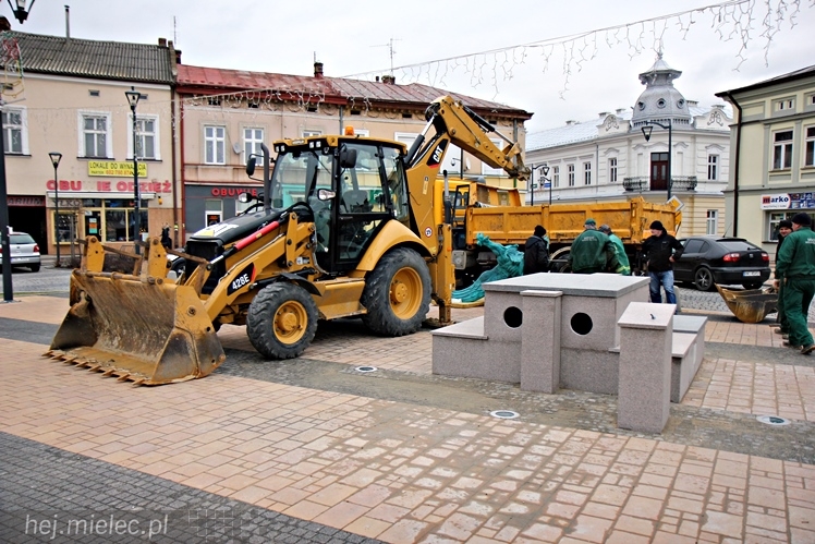 Gryf stanął na mieleckim Rynku. Zobacz zdjęcia z montażu