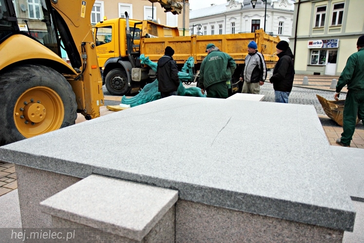 Gryf stanął na mieleckim Rynku. Zobacz zdjęcia z montażu