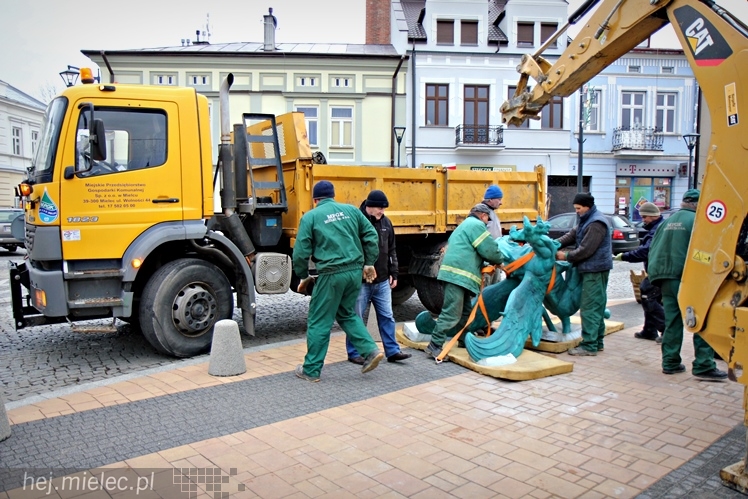 Gryf stanął na mieleckim Rynku. Zobacz zdjęcia z montażu