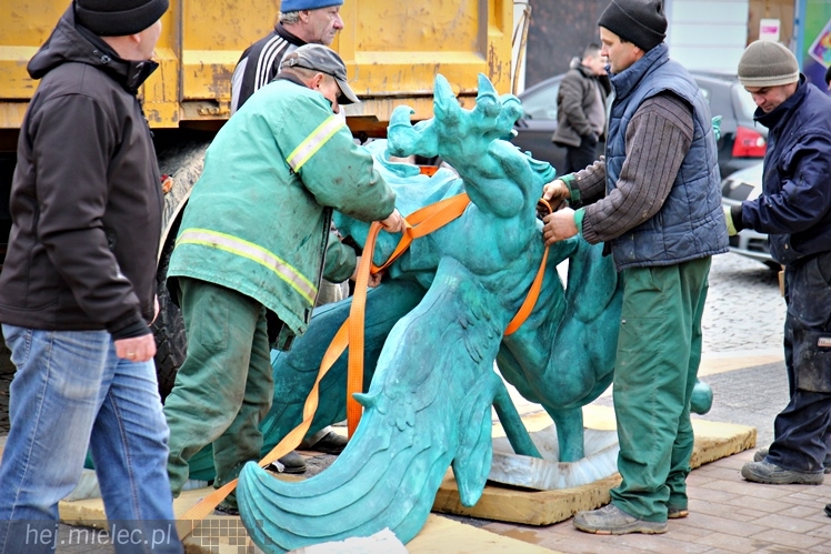 Gryf stanął na mieleckim Rynku. Zobacz zdjęcia z montażu