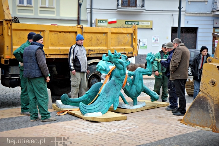 Gryf stanął na mieleckim Rynku. Zobacz zdjęcia z montażu