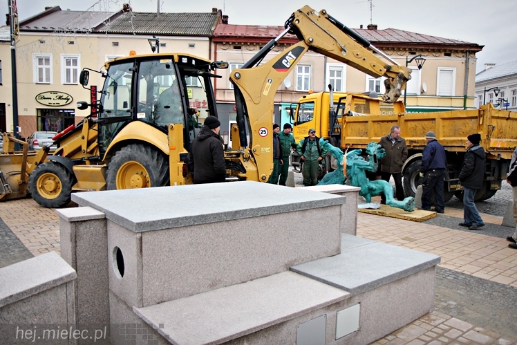 Gryf stanął na mieleckim Rynku. Zobacz zdjęcia z montażu