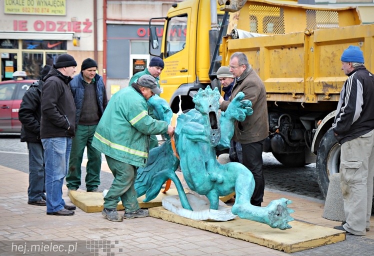 Gryf stanął na mieleckim Rynku. Zobacz zdjęcia z montażu