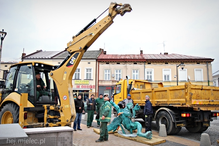 Gryf stanął na mieleckim Rynku. Zobacz zdjęcia z montażu