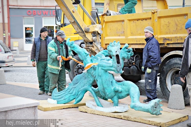 Gryf stanął na mieleckim Rynku. Zobacz zdjęcia z montażu