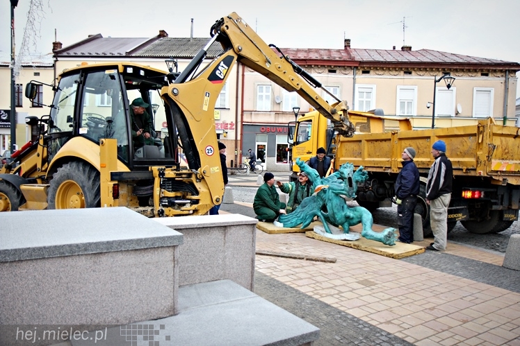 Gryf stanął na mieleckim Rynku. Zobacz zdjęcia z montażu