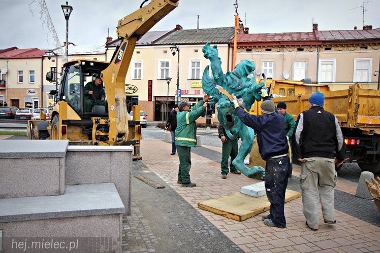 Gryf stanął na mieleckim Rynku. Zobacz zdjęcia z montażu