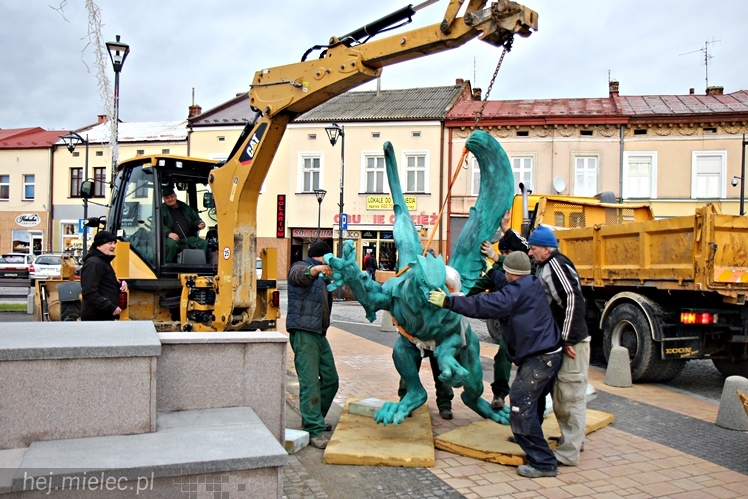 Gryf stanął na mieleckim Rynku. Zobacz zdjęcia z montażu