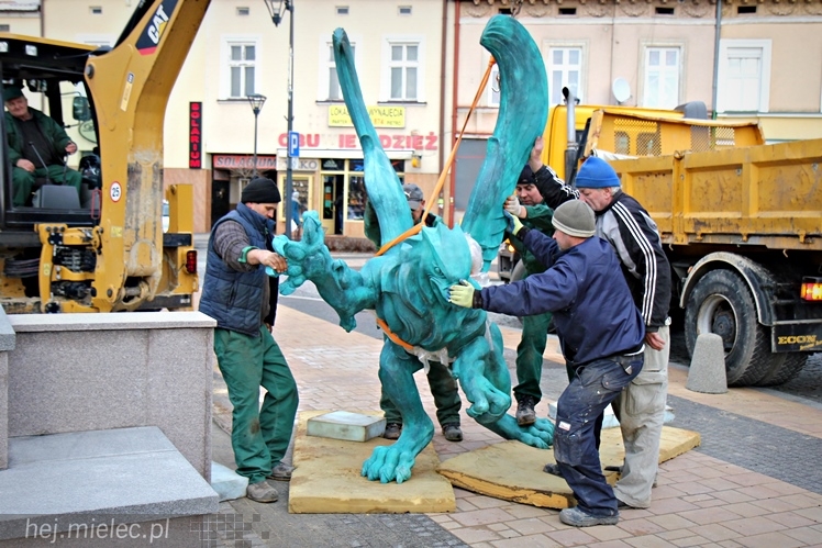 Gryf stanął na mieleckim Rynku. Zobacz zdjęcia z montażu