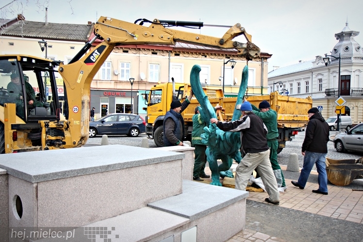 Gryf stanął na mieleckim Rynku. Zobacz zdjęcia z montażu