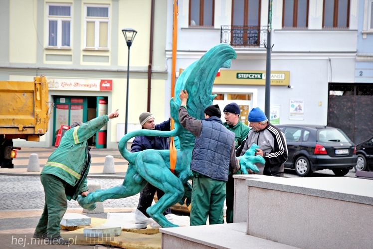 Gryf stanął na mieleckim Rynku. Zobacz zdjęcia z montażu