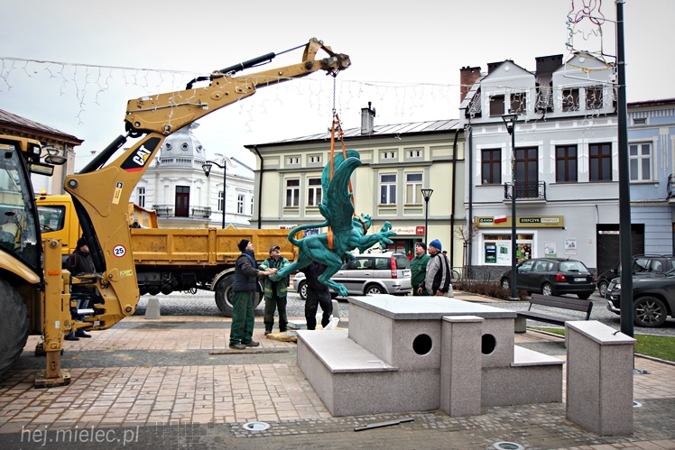 Gryf stanął na mieleckim Rynku. Zobacz zdjęcia z montażu