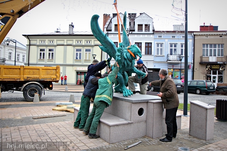 Gryf stanął na mieleckim Rynku. Zobacz zdjęcia z montażu