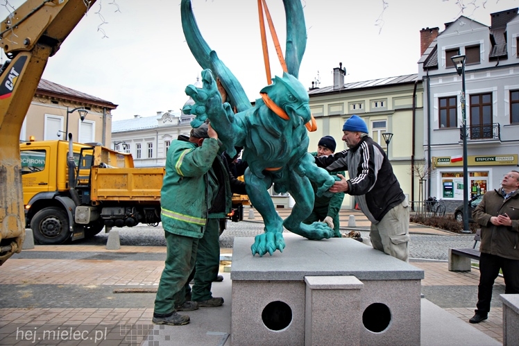 Gryf stanął na mieleckim Rynku. Zobacz zdjęcia z montażu