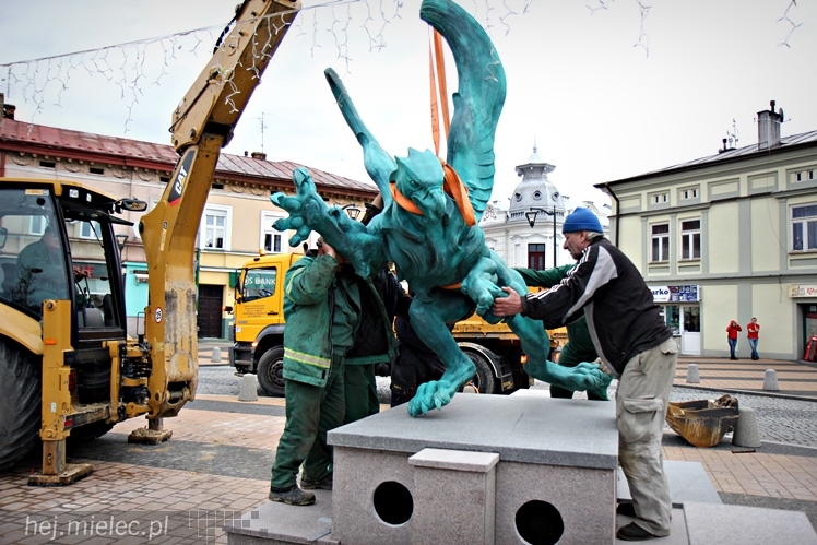 Gryf stanął na mieleckim Rynku. Zobacz zdjęcia z montażu