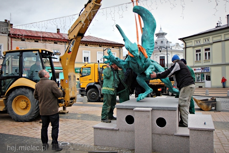 Gryf stanął na mieleckim Rynku. Zobacz zdjęcia z montażu