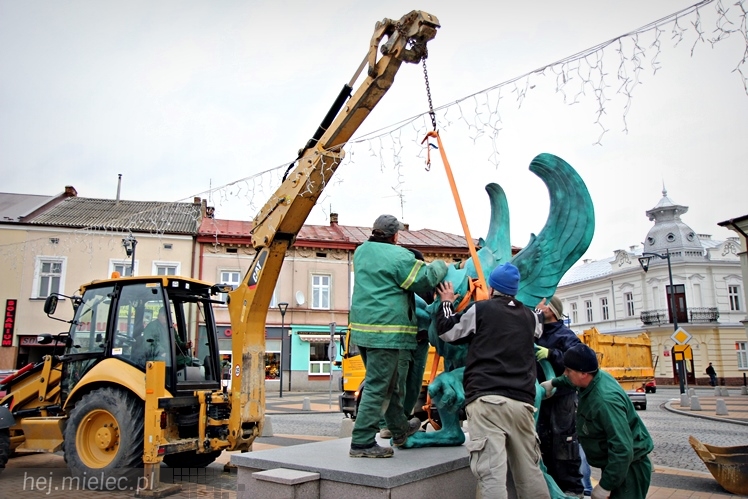 Gryf stanął na mieleckim Rynku. Zobacz zdjęcia z montażu