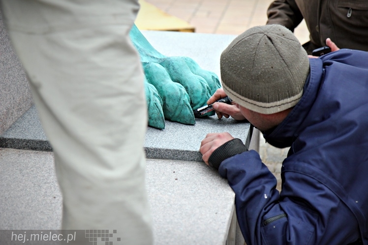 Gryf stanął na mieleckim Rynku. Zobacz zdjęcia z montażu