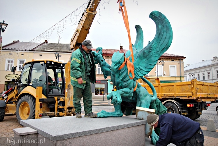 Gryf stanął na mieleckim Rynku. Zobacz zdjęcia z montażu