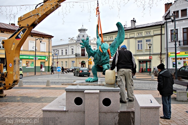 Gryf stanął na mieleckim Rynku. Zobacz zdjęcia z montażu