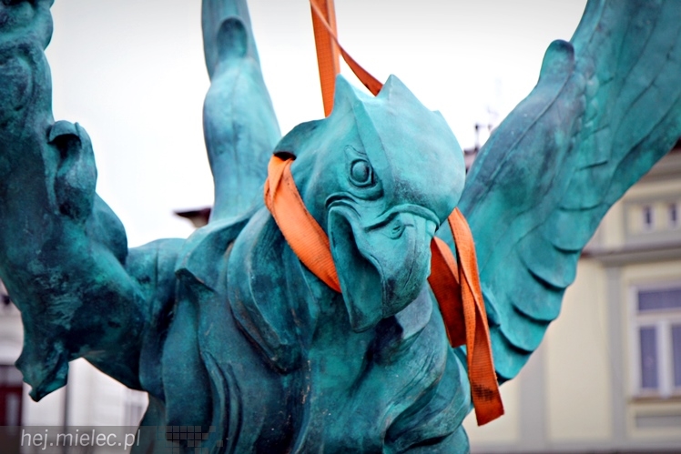 Gryf stanął na mieleckim Rynku. Zobacz zdjęcia z montażu