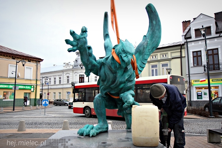 Gryf stanął na mieleckim Rynku. Zobacz zdjęcia z montażu