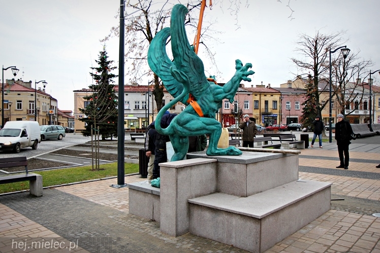 Gryf stanął na mieleckim Rynku. Zobacz zdjęcia z montażu