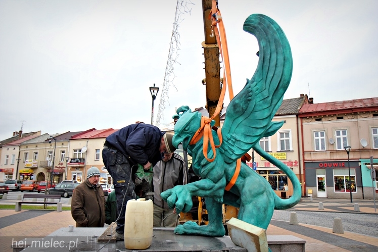 Gryf stanął na mieleckim Rynku. Zobacz zdjęcia z montażu